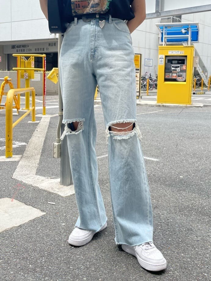 ブラック系のショルダーバッグ、ブルー系のデニムパンツ、ブラック系のTシャツ/カットソーを着用したレディースの夏コーディネートの7枚目の写真