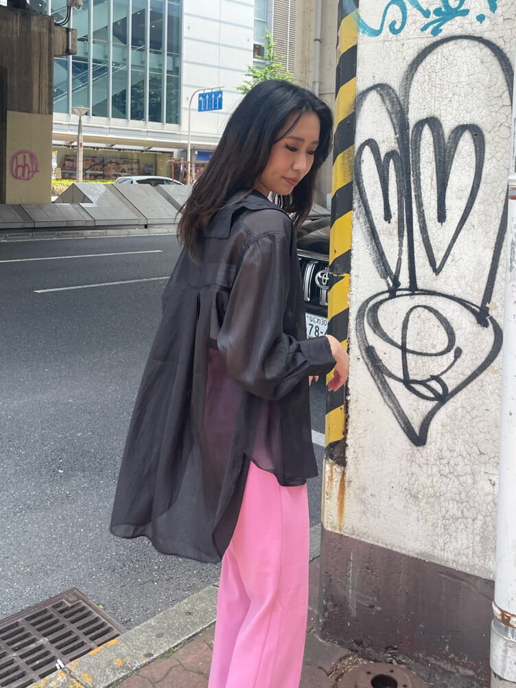 ピンク系のその他パンツ、ブラック系のシャツ/ブラウス、ホワイト系のキャミソールを着用したレディースの夏コーディネートの4枚目の写真