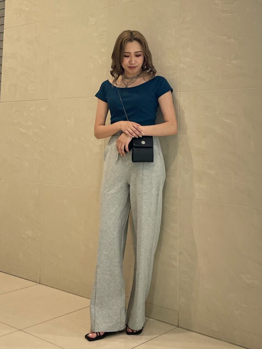 ブルー系のTシャツ/カットソー、ブラック系のサンダル、グレー系のスウェットパンツを着用したレディースの春コーディネートの5枚目の写真