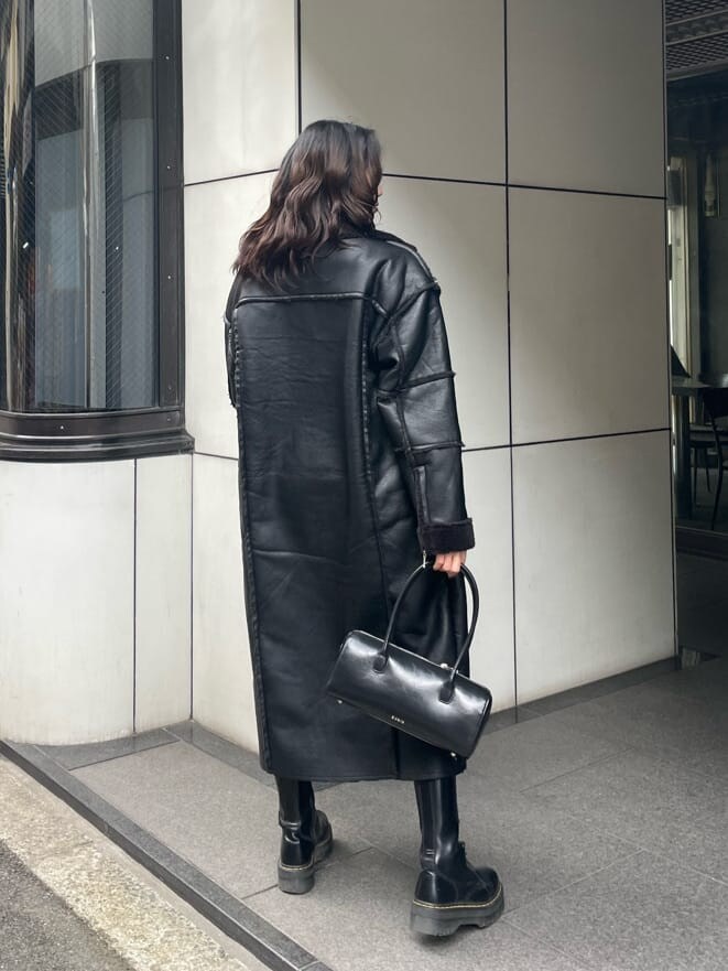 その他のシャツ/ブラウス、ブラック系のボストンバッグ、ブラック系のムートンコートを着用したレディースの冬コーディネートの6枚目の写真