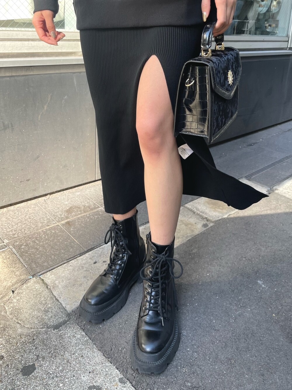 ブラック系のパーカー、ブラック系のショルダーバッグ、ブラック系のワンピースを着用したレディースの冬コーディネートの8枚目の写真