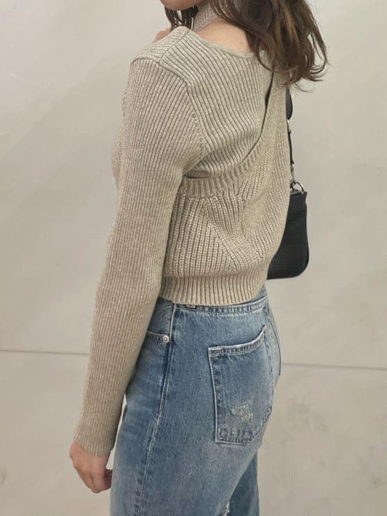 ブルー系のデニムパンツ、ホワイト系のニット/セーター、ブラック系のベルトを着用したレディースの秋コーディネートの6枚目の写真