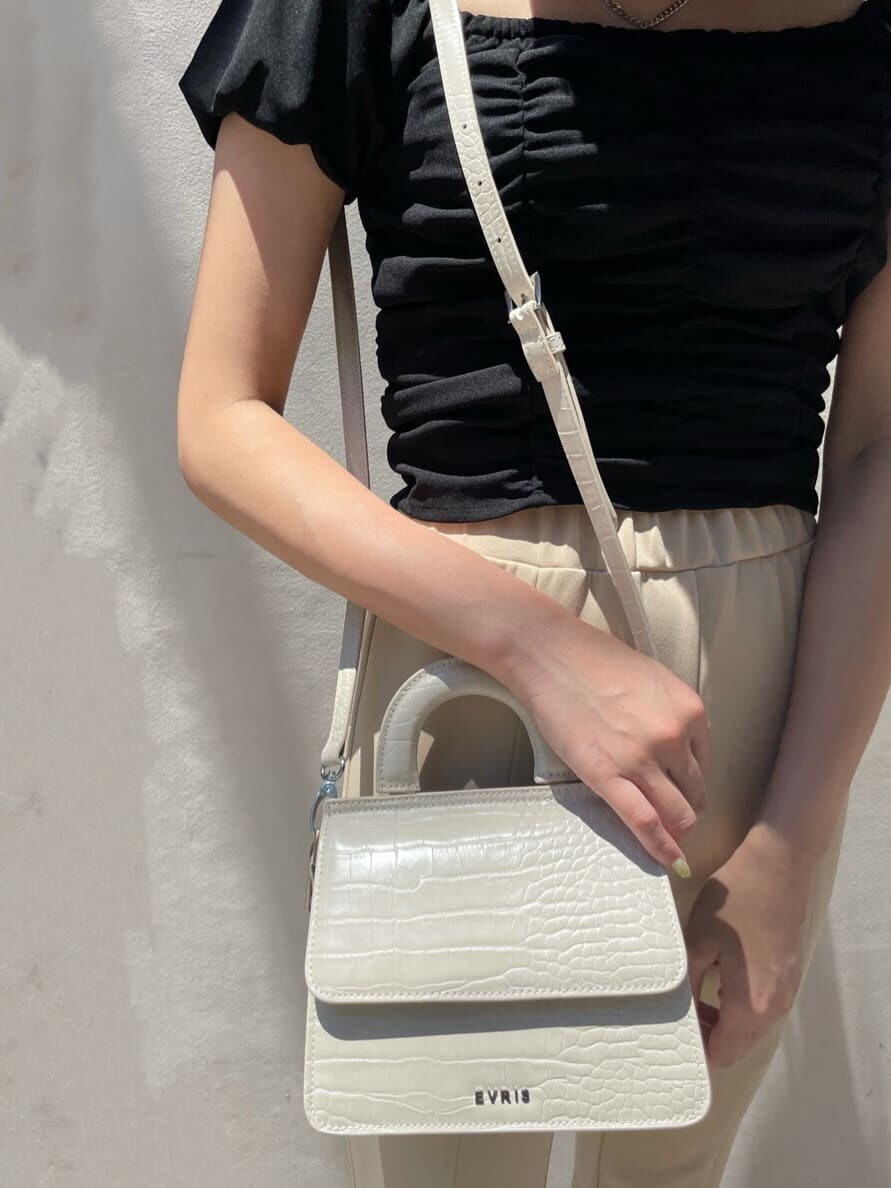 ホワイト系のサンダル、シルバー系のネックレス、ベージュ系のレギンス/スパッツを着用したレディースの夏コーディネートの5枚目の写真