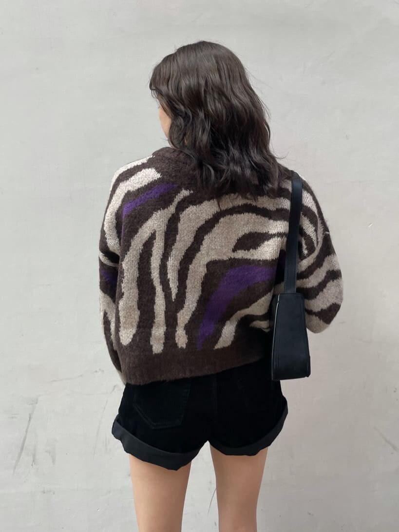 ブラック系のその他パンツ、ブラック系のブーツ、ブラック系のショルダーバッグを着用したレディースの秋コーディネートの5枚目の写真