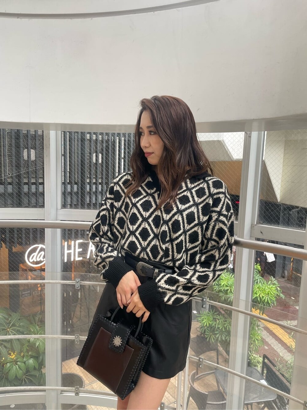 ブラック系のショルダーバッグ、ブラック系のその他パンツ、ブラック系のニット/セーターを着用したレディースの秋コーディネートの3枚目の写真