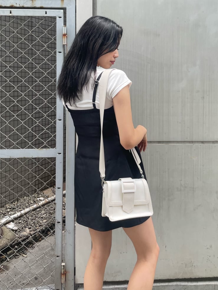 ホワイト系のTシャツ/カットソー、ブラック系のサロペット/オーバーオール、ホワイト系のショルダーバッグを着用したレディースの夏コーディネートの5枚目の写真