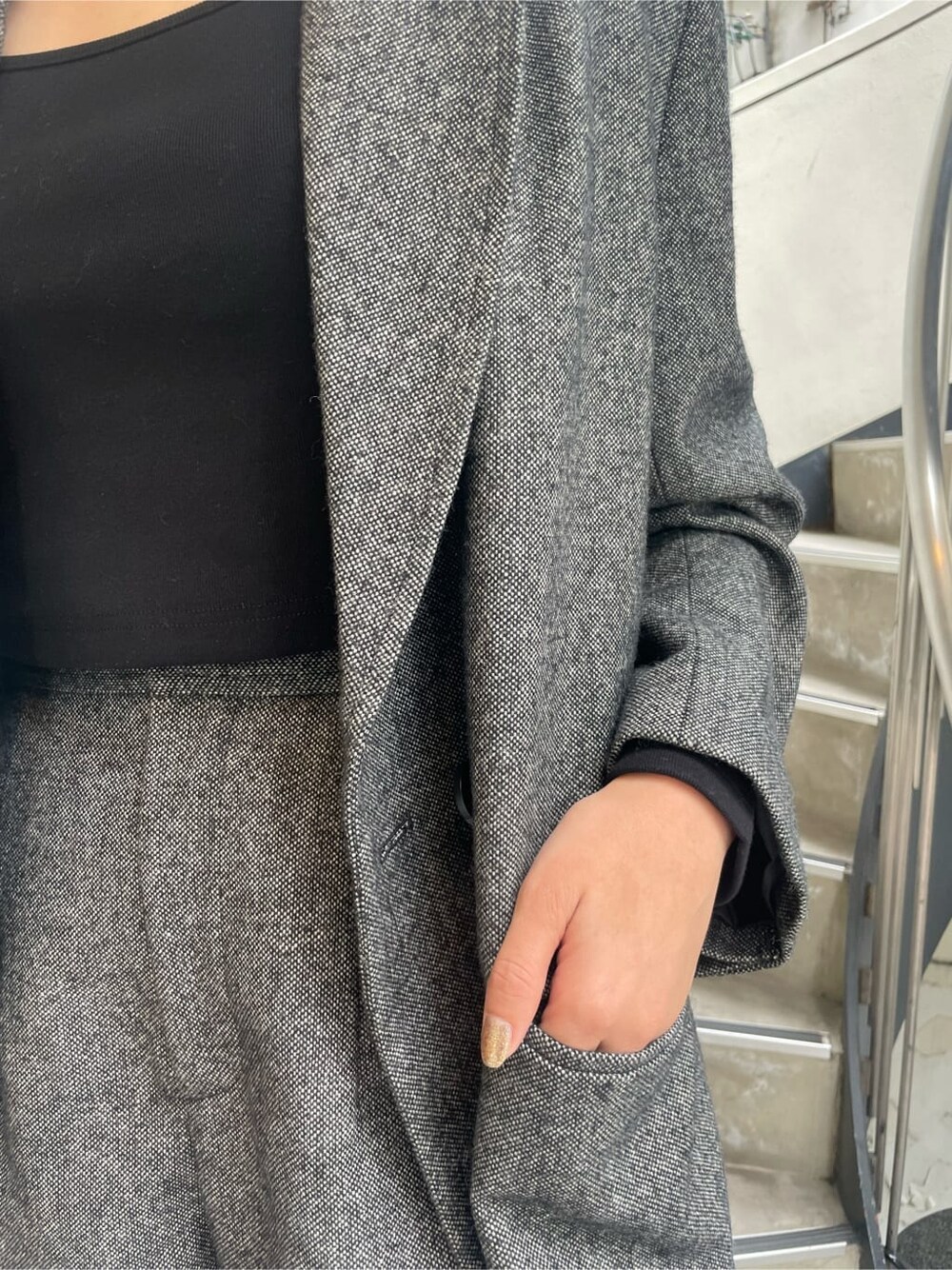 ブラック系のブーツ、ブラック系のテーラードジャケット、ブラック系のその他パンツを着用したレディースの秋コーディネートの7枚目の写真