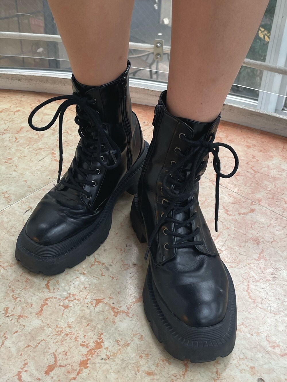 ブラック系のブーツ、ブラック系のショルダーバッグ、ブラウン系のブルゾンを着用したレディースの冬コーディネートの9枚目の写真