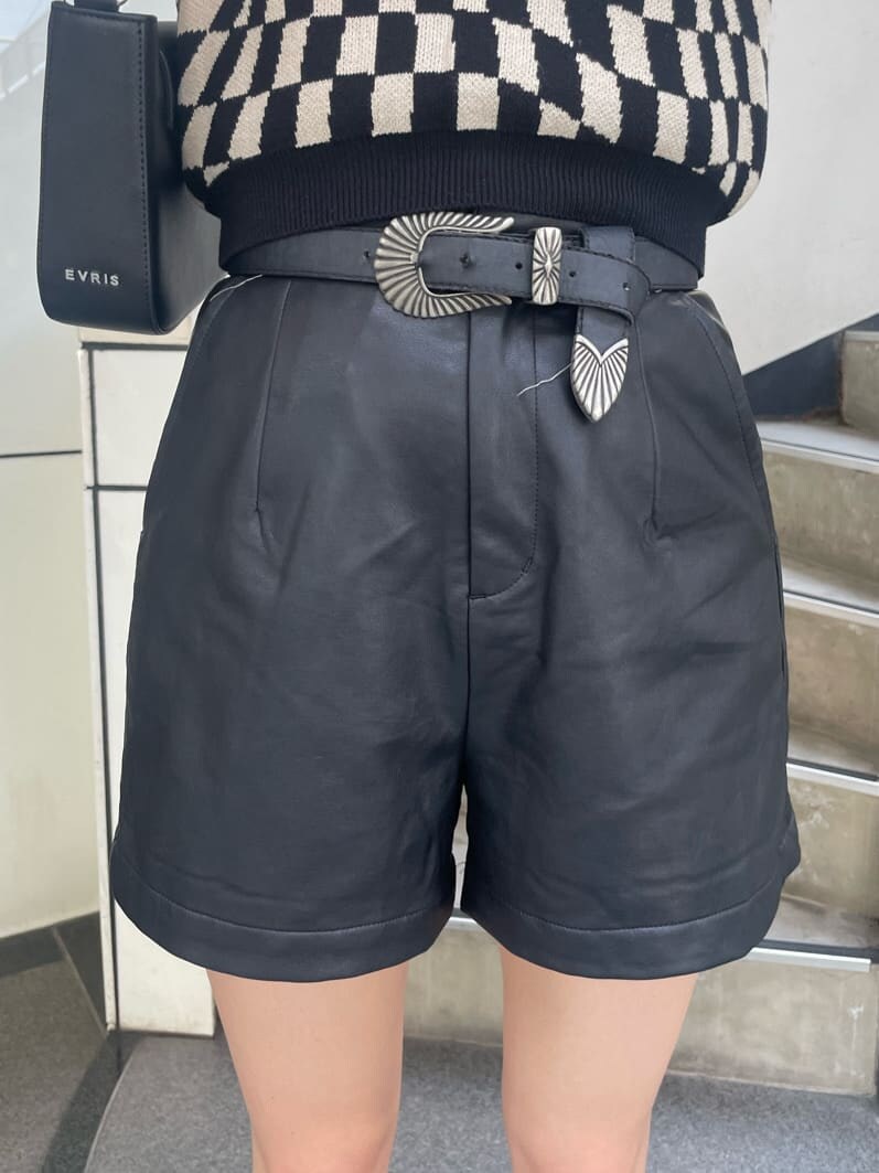 「EVRIS、バッグ、エヴリス、ショート丈、クロップド丈、ミニバッグ、ショートパンツ、秋先取りコーデ、インソール、ロングブーツ、162センチ、ショルダーバッグ、ニット、スクエアトゥ、162cm」｜「EVRISのレザーライクタックショートパンツ（その他パンツ、ブラック系）」を使った、AKARIさん（レディース・162cm）の夏コーディネートの8枚目の写真