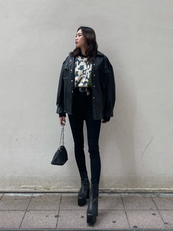 ブラック系のテーラードジャケット、ブラック系のショルダーバッグ、ブラック系のブーツを着用したレディースの冬コーディネートの3枚目の写真