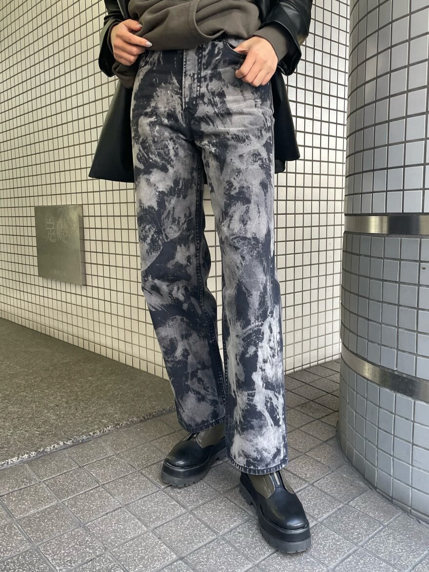 ブラック系のテーラードジャケット、ベージュ系のブーツ、ブラック系のデニムパンツを着用したレディースの春コーディネートの9枚目の写真