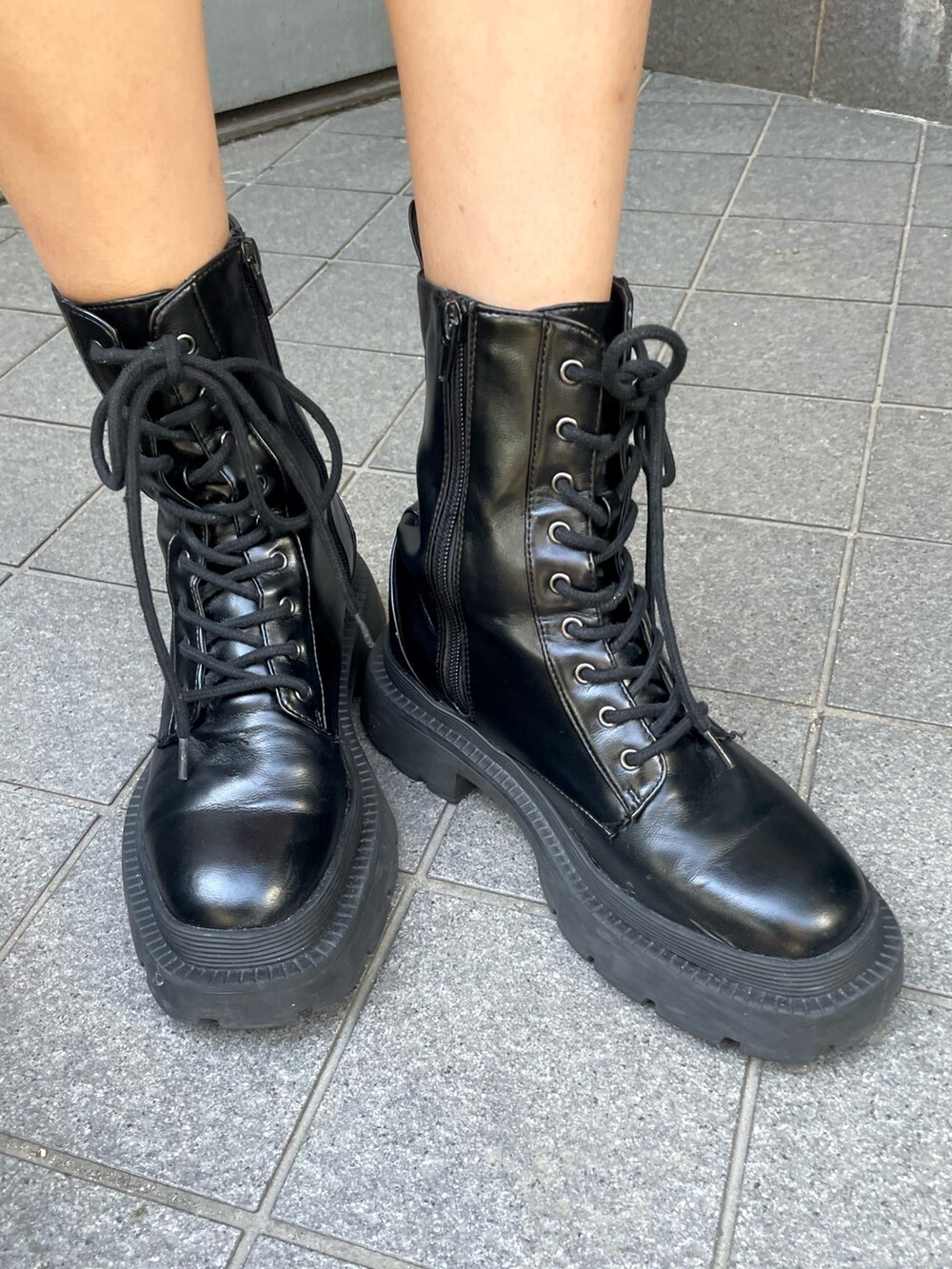 ブラック系のテーラードジャケット、グレー系のスウェット、ホワイト系のその他パンツを着用したレディースの冬コーディネートの6枚目の写真