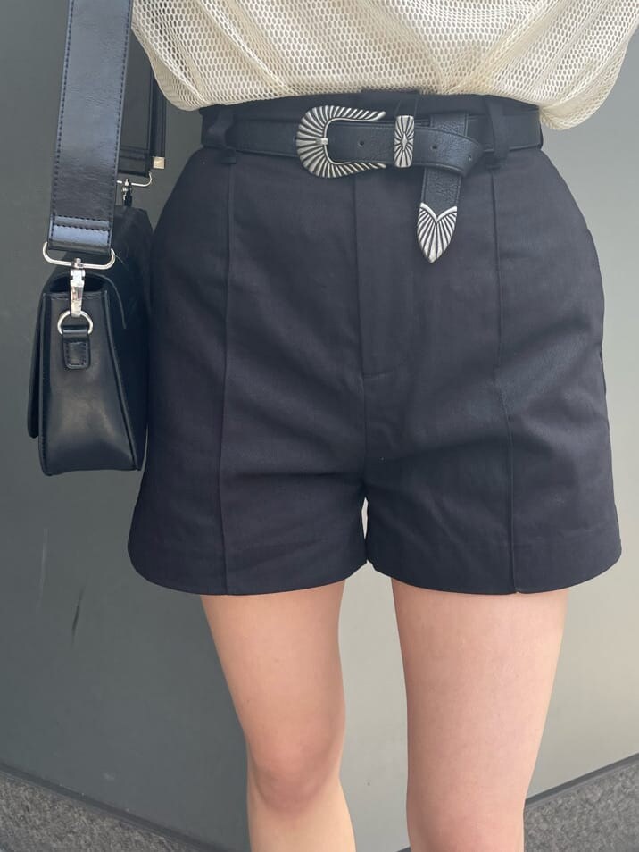 ブラック系のブーツ、ブラック系のその他パンツ、ホワイト系のTシャツ/カットソーを着用したレディースの春コーディネートの9枚目の写真