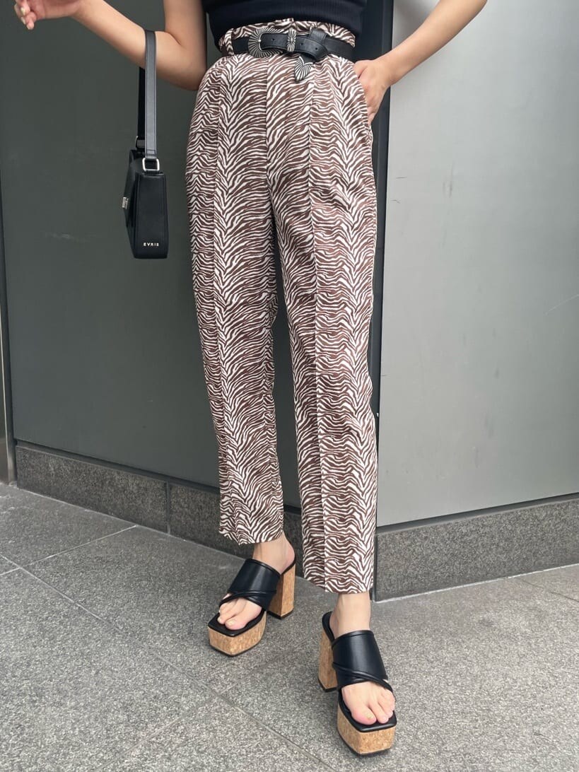 その他のその他パンツ、ブラック系のショルダーバッグ、ブラック系のTシャツ/カットソーを着用したレディースの春コーディネートの7枚目の写真