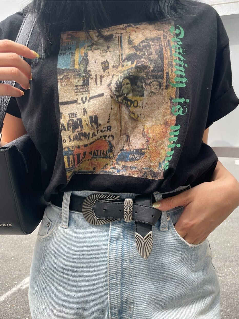 ブラック系のショルダーバッグ、ブルー系のデニムパンツ、ブラック系のTシャツ/カットソーを着用したレディースの夏コーディネートの5枚目の写真