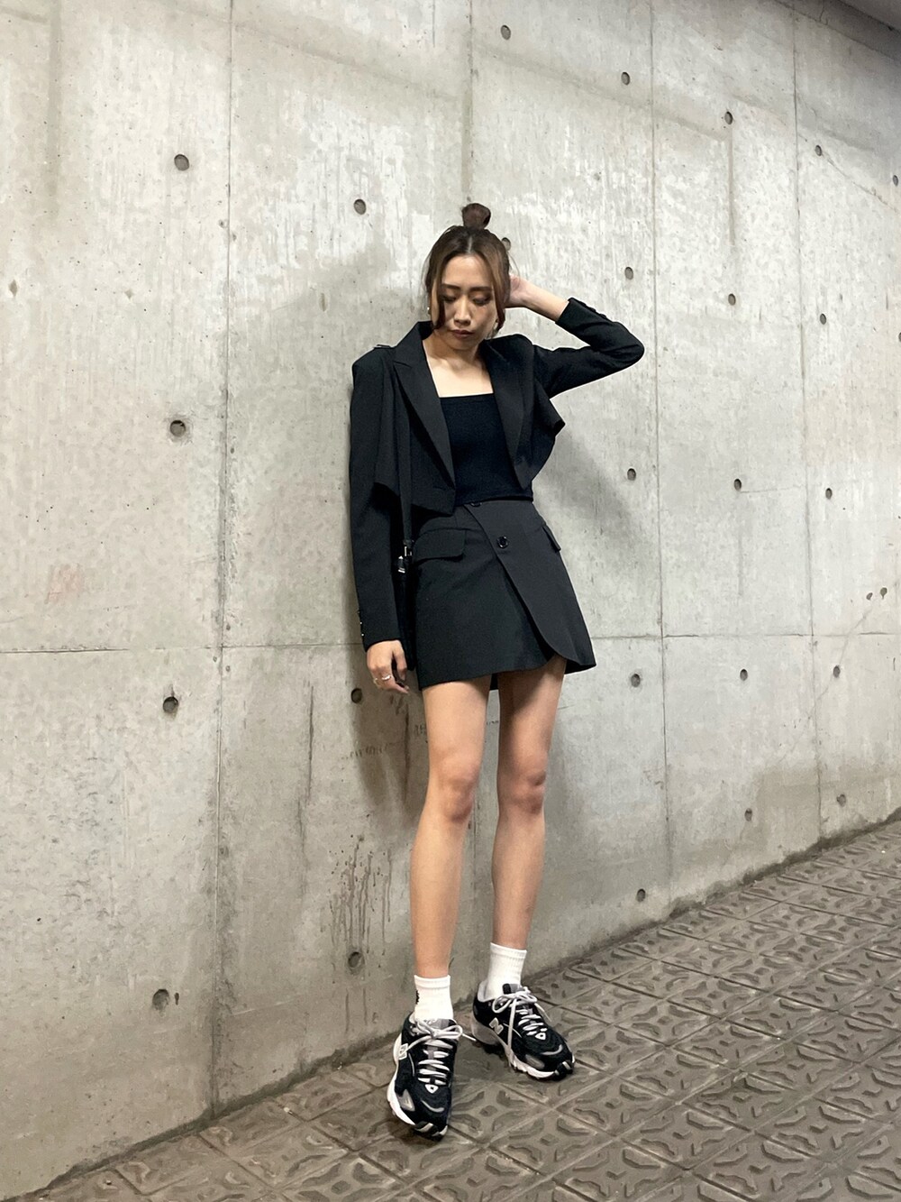 ブラック系のテーラードジャケット、ブラック系のスカート、ブラック系のニット/セーターを着用したレディースの春コーディネートの2枚目の写真
