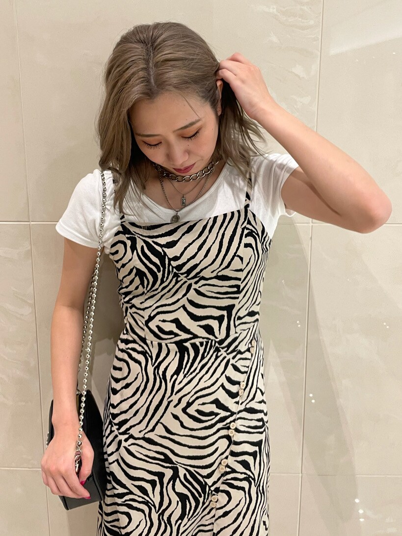 ホワイト系のTシャツ/カットソー、ホワイト系のサンダル、シルバー系のネックレスを着用したレディースの春コーディネートの3枚目の写真