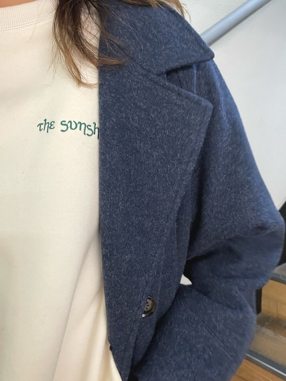 ブラック系のブーツ、ホワイト系のスウェット、ブルー系のその他アウターを着用したレディースの冬コーディネートの8枚目の写真