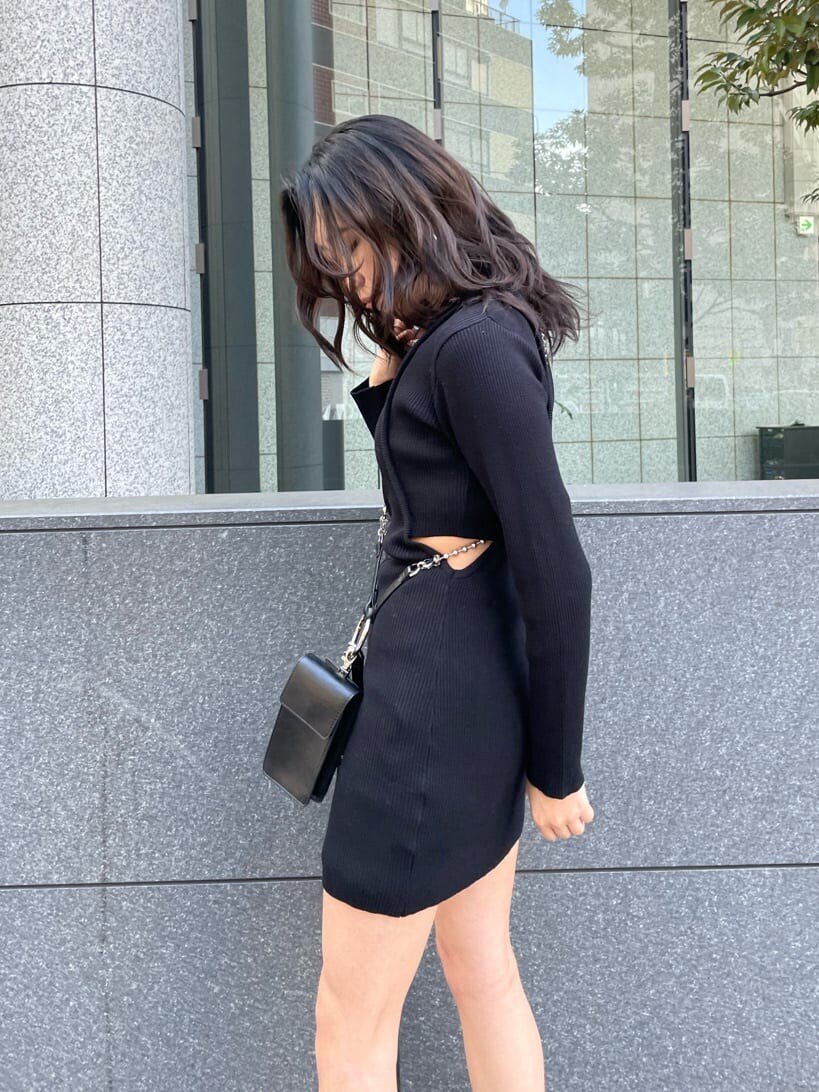 ベージュ系のその他アウター、ブラック系のハンドバッグ、ブラック系のブーツを着用したレディースの冬コーディネートの6枚目の写真