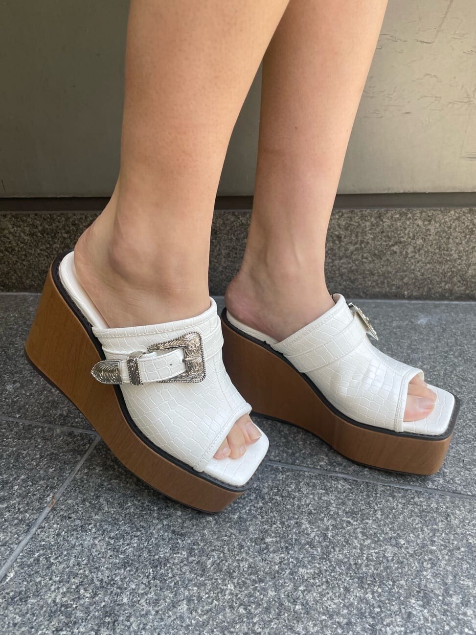 ホワイト系のTシャツ/カットソー、ホワイト系のスカート、ホワイト系のサンダルを着用したレディースの春コーディネートの9枚目の写真