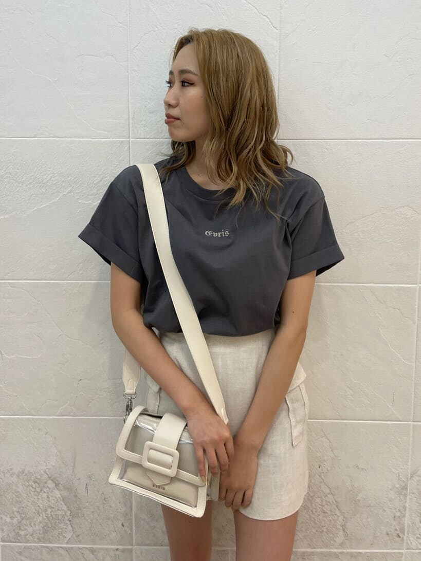 ブラック系のサンダル、ホワイト系のスカート、グレー系のTシャツ/カットソーを着用したレディースの夏コーディネートの3枚目の写真