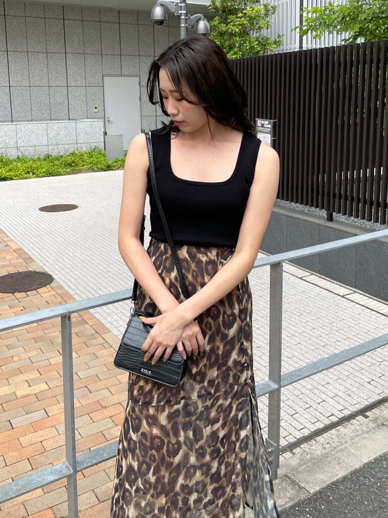 ブラック系のタンクトップ、その他のスカート、ブラック系のサンダルを着用したレディースの夏コーディネートの3枚目の写真