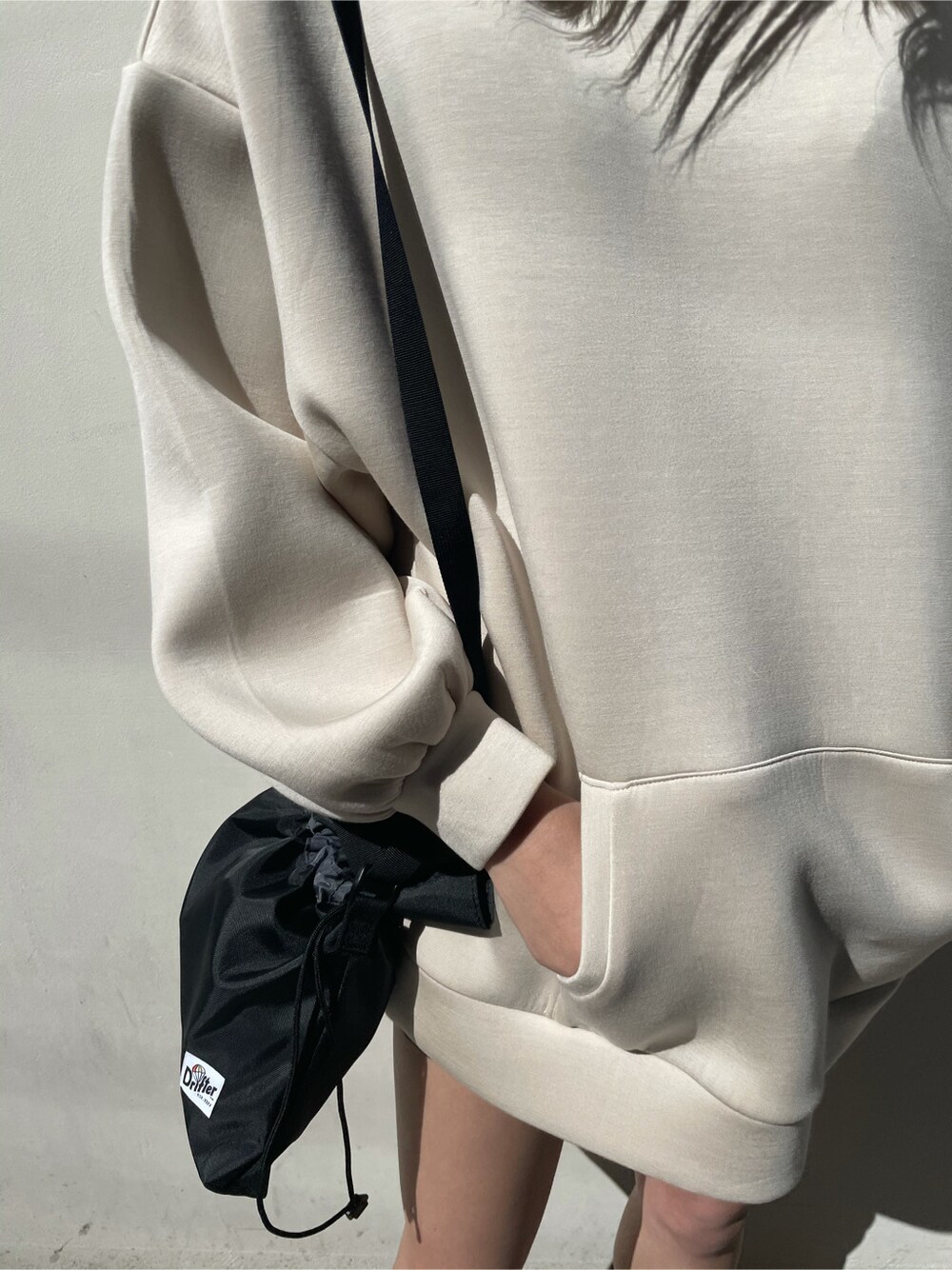 ブラック系のスカート、ブラック系のポーチを着用したレディースの春コーディネートの4枚目の写真