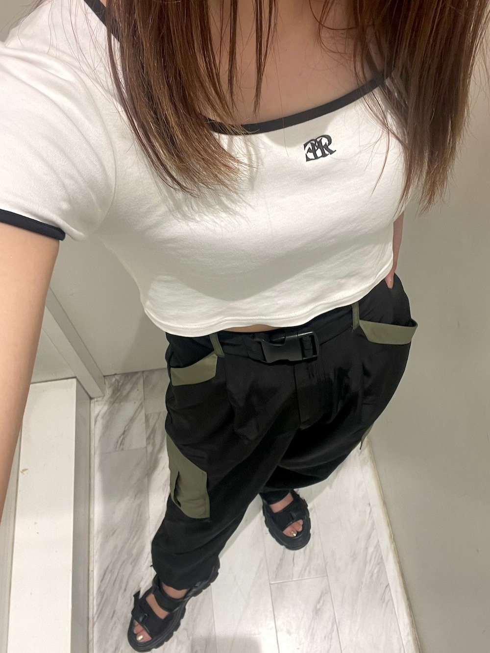 ホワイト系のTシャツ/カットソー、ブラック系のその他パンツ、ブラック系のサンダルを着用したレディースの夏コーディネートの2枚目の写真