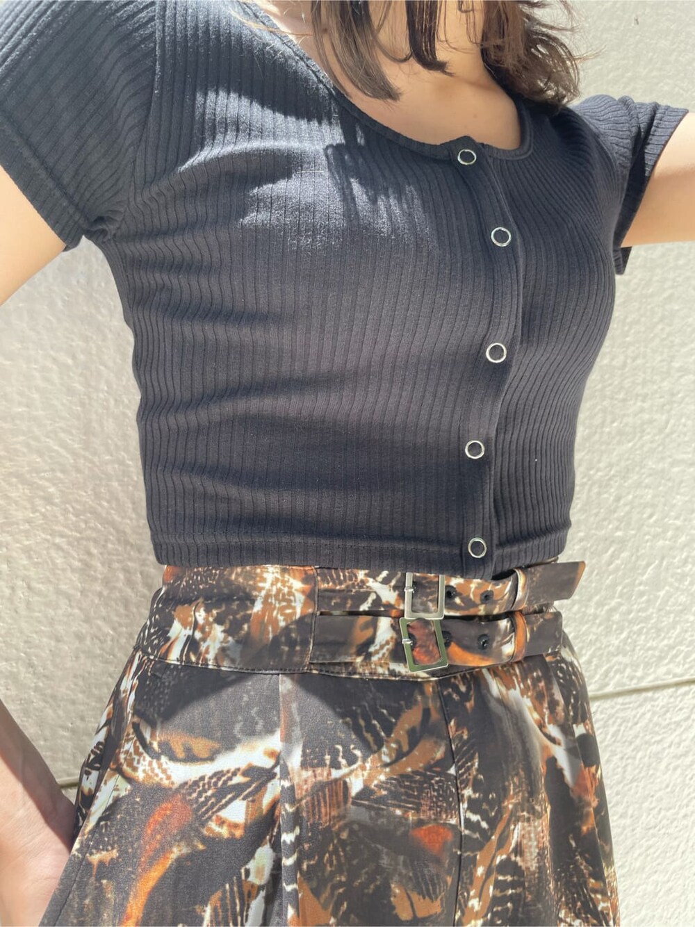 その他のその他パンツ、ブラック系のサンダルを着用したレディースの夏コーディネートの5枚目の写真