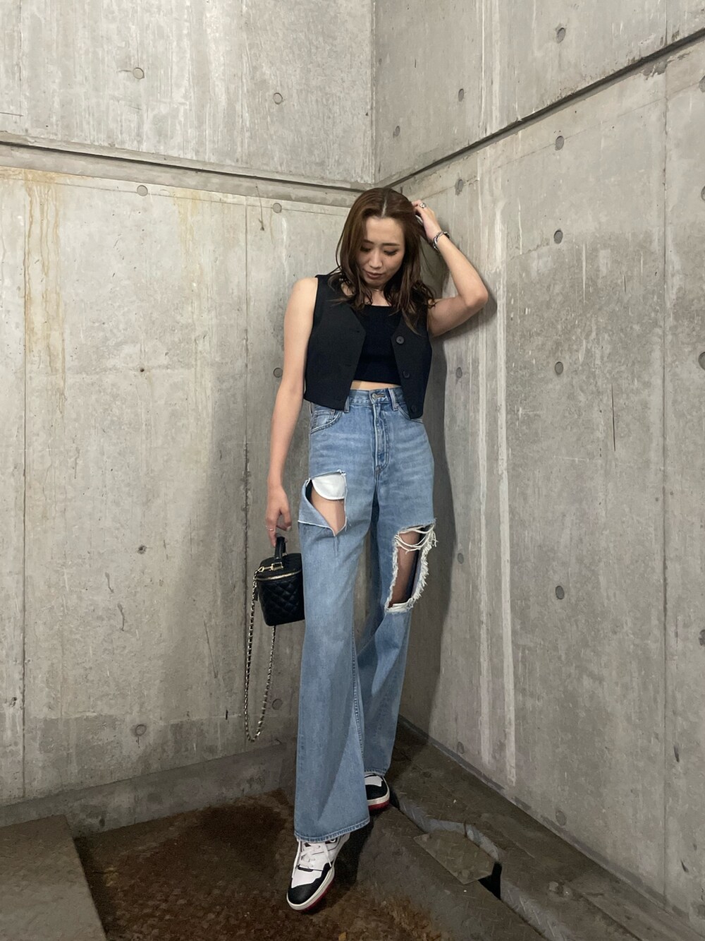 ブルー系のデニムパンツ、ブラック系のシャツ/ブラウスを着用したレディースの夏コーディネートの3枚目の写真