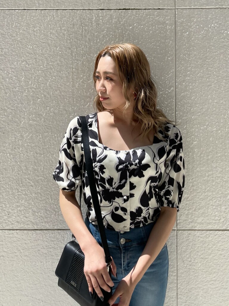 ブラック系のショルダーバッグ、ブルー系のデニムパンツ、ホワイト系のシャツ/ブラウスを着用したレディースの春コーディネートの5枚目の写真