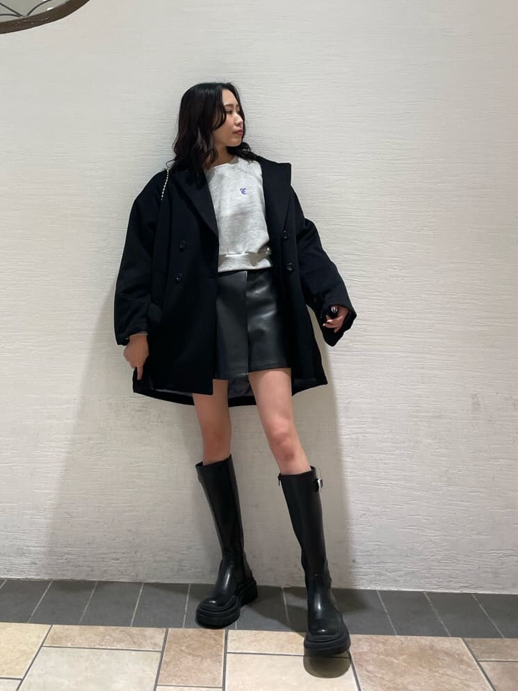 ブラック系のその他アウター、ブラック系のショルダーバッグ、ブラック系のスカートを着用したレディースの冬コーディネートの2枚目の写真