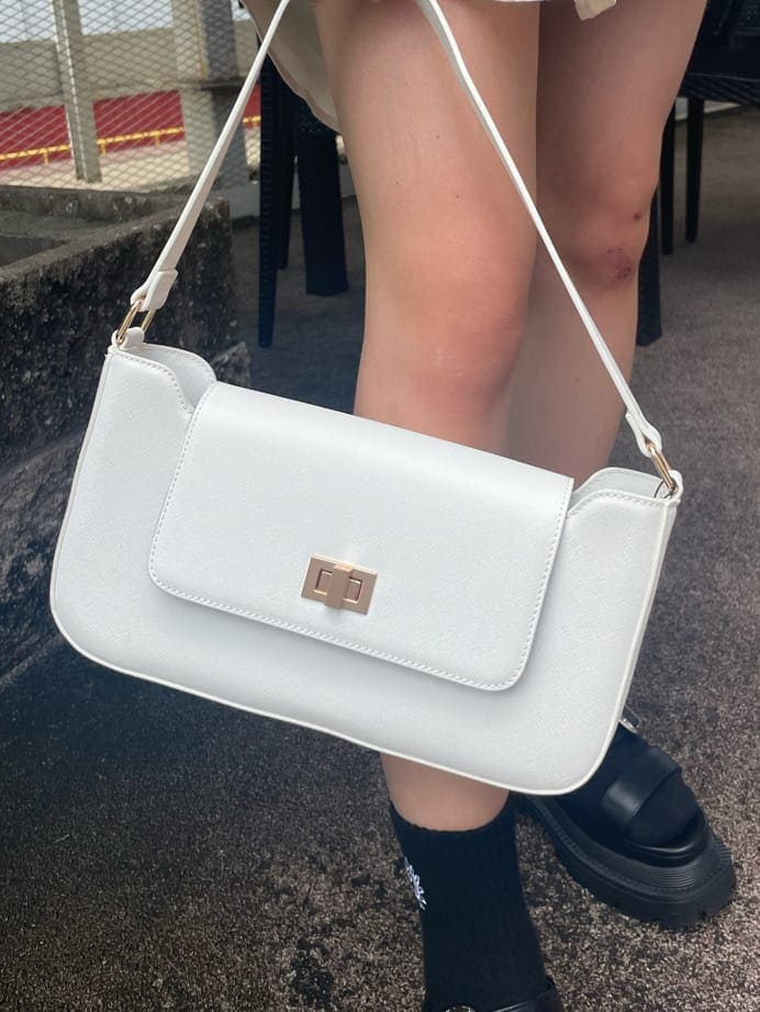 ホワイト系のシャツ/ブラウス、ホワイト系のTシャツ/カットソー、ブルー系のデニムスカートを着用したレディースの夏コーディネートの9枚目の写真