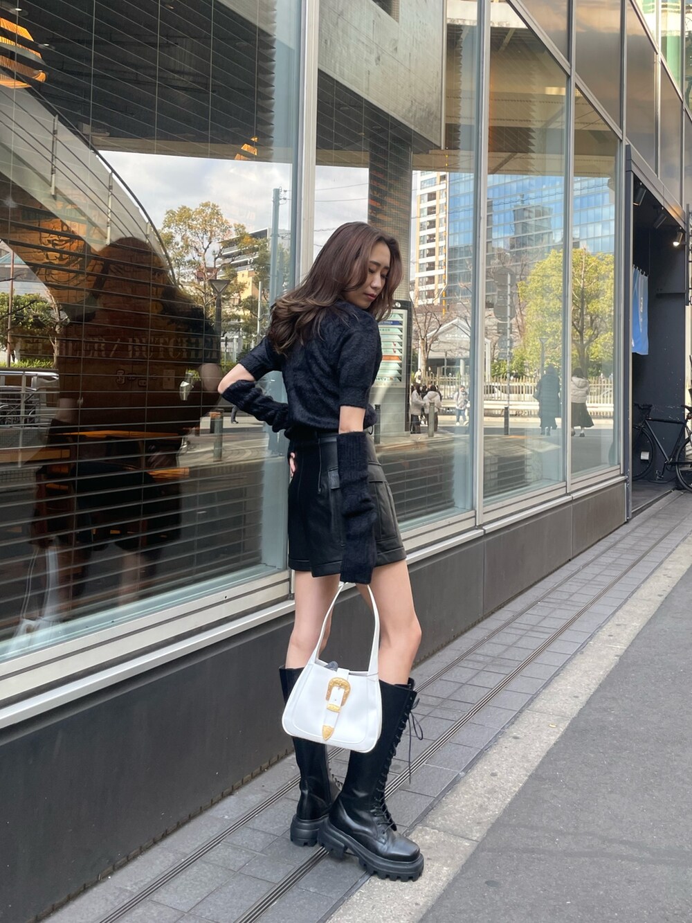 ブラック系のニット/セーター、ブラック系のその他パンツ、ホワイト系のハンドバッグを着用したレディースの冬コーディネートの2枚目の写真