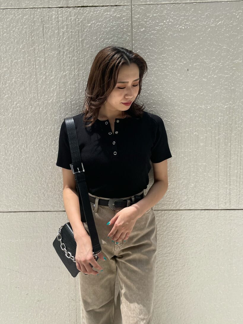 ブラック系のサンダル、ベージュ系のデニムパンツ、ブラック系のニット/セーターを着用したレディースの夏コーディネートの3枚目の写真