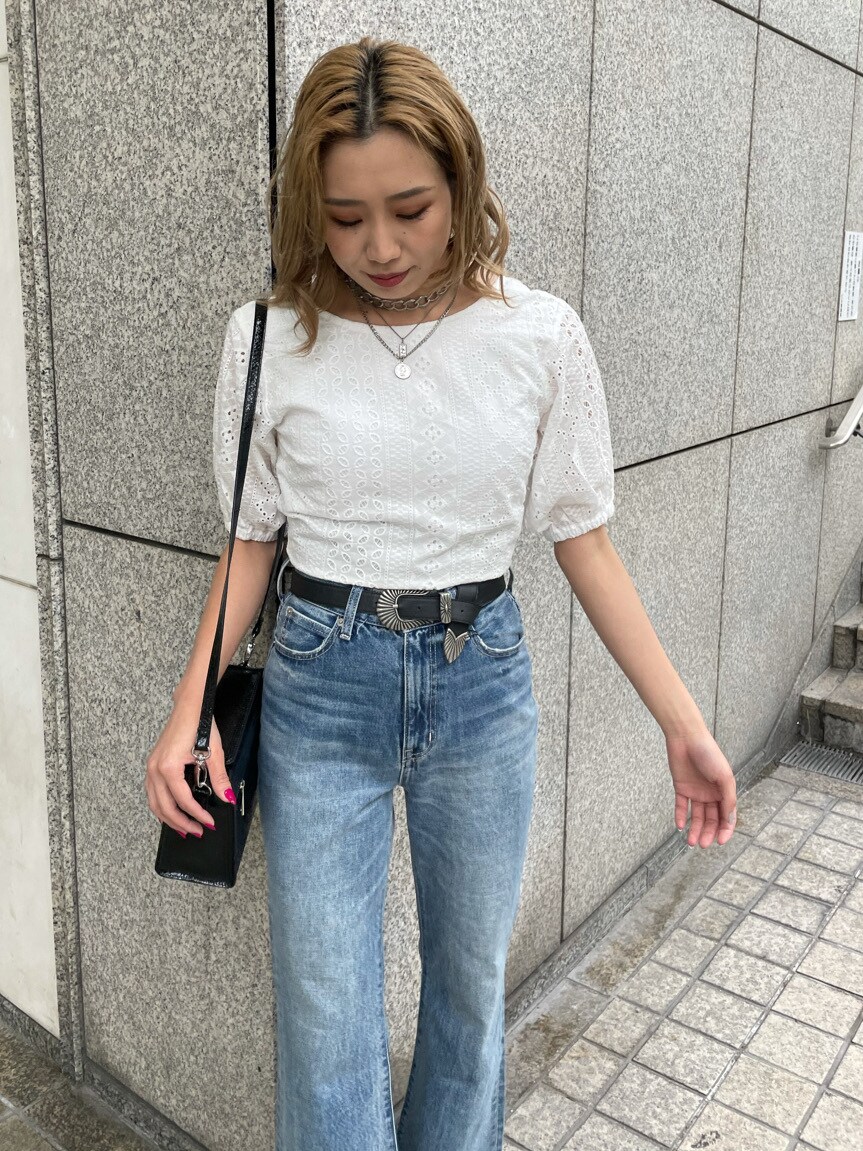 ブラック系のキャミソール、ホワイト系のシャツ/ブラウス、ブルー系のデニムパンツを着用したレディースの春コーディネートの2枚目の写真