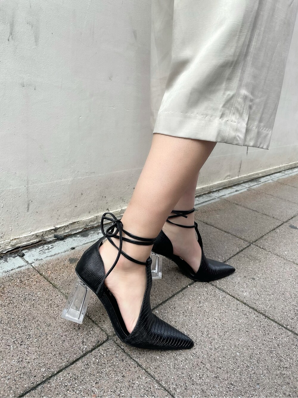 グレー系のテーラードジャケット、ブラック系のパンプス、ブラック系のタンクトップを着用したレディースの春コーディネートの8枚目の写真