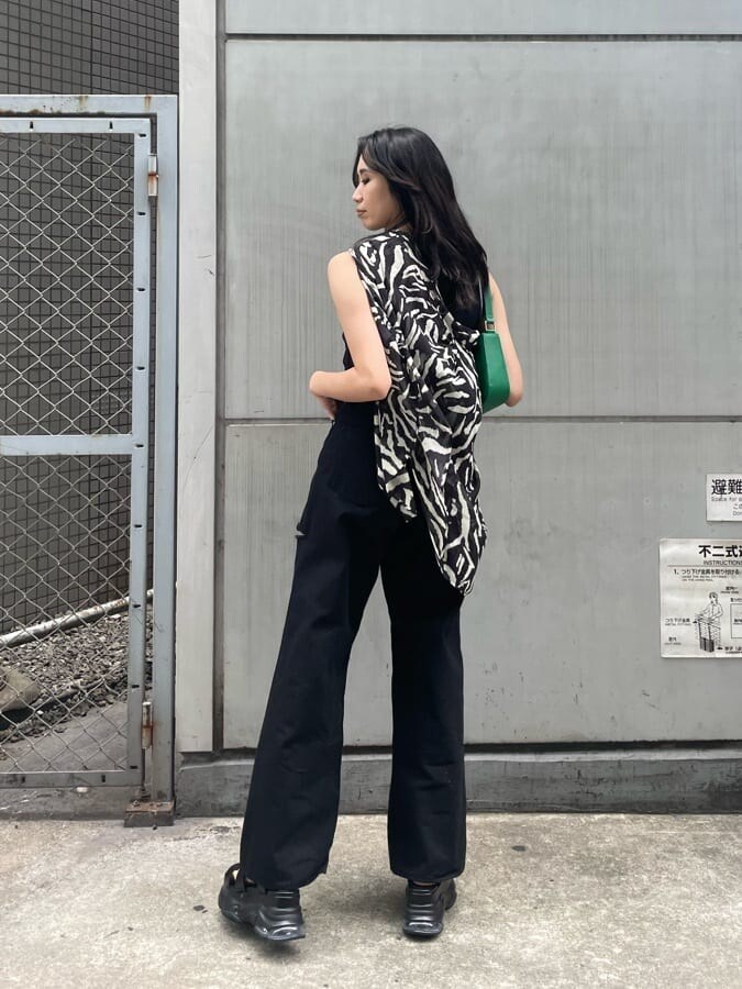 ブラック系のサンダル、その他のシャツ/ブラウス、グリーン系のショルダーバッグを着用したレディースの春コーディネートの2枚目の写真