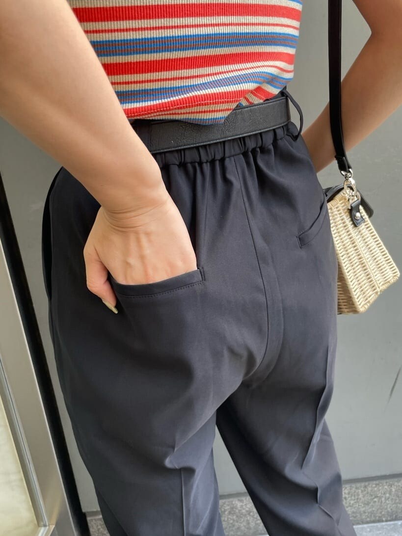 ブラック系のその他パンツ、オレンジ系のTシャツ/カットソー、ブラック系のショルダーバッグを着用したレディースの夏コーディネートの9枚目の写真