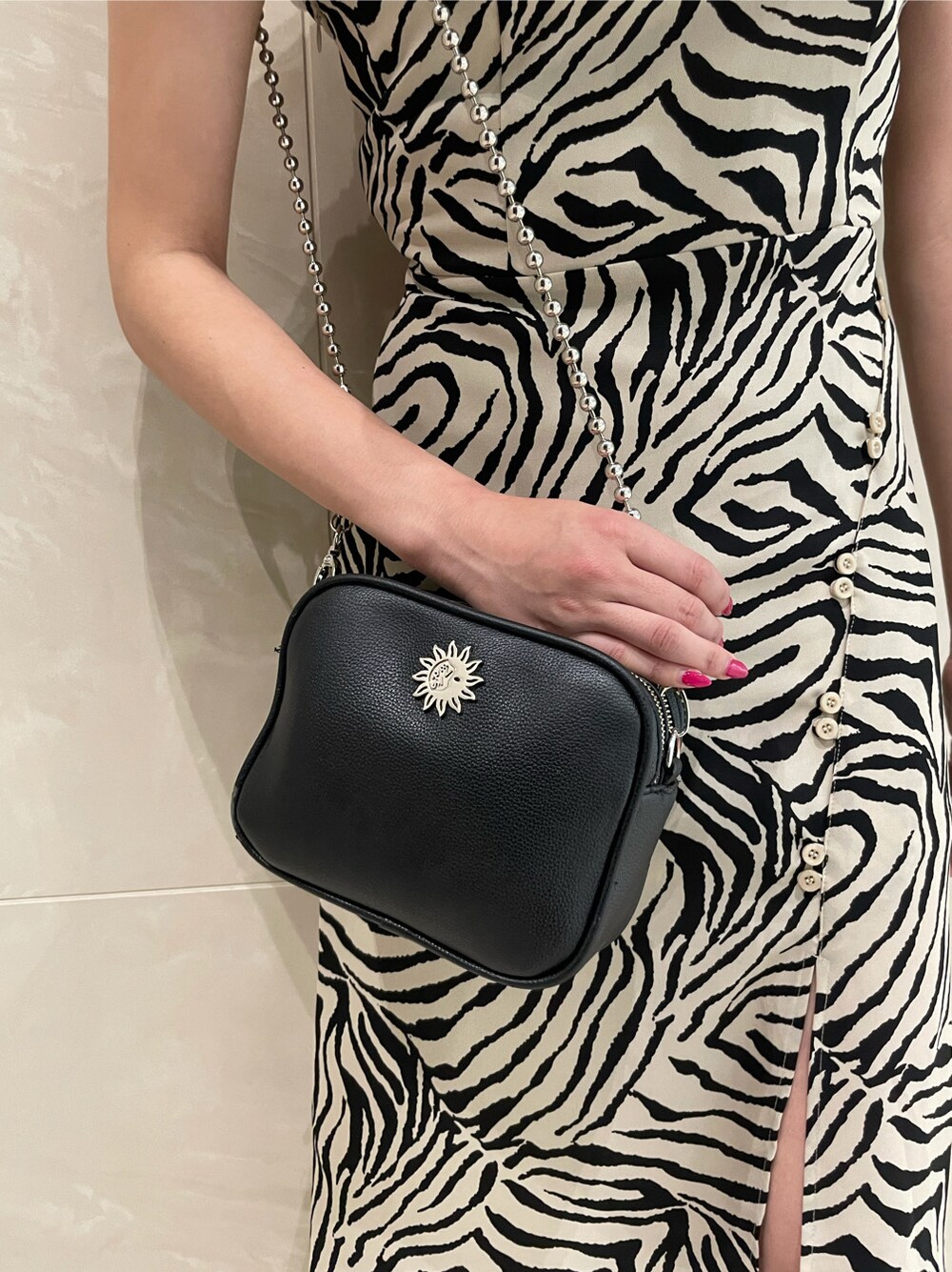 ホワイト系のTシャツ/カットソー、ホワイト系のサンダル、シルバー系のネックレスを着用したレディースの春コーディネートの6枚目の写真