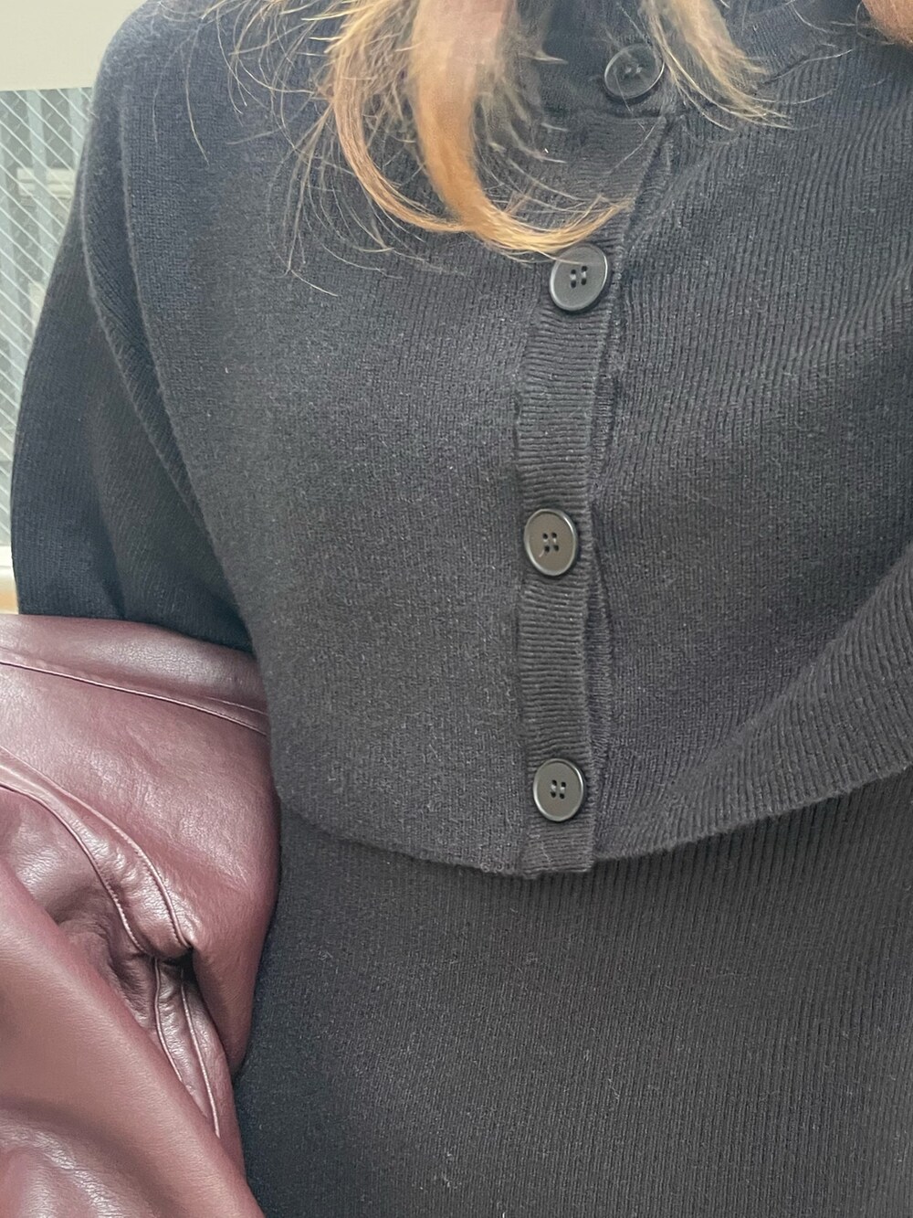 ブラック系のブーツ、ブラック系のショルダーバッグ、ブラウン系のブルゾンを着用したレディースの冬コーディネートの8枚目の写真