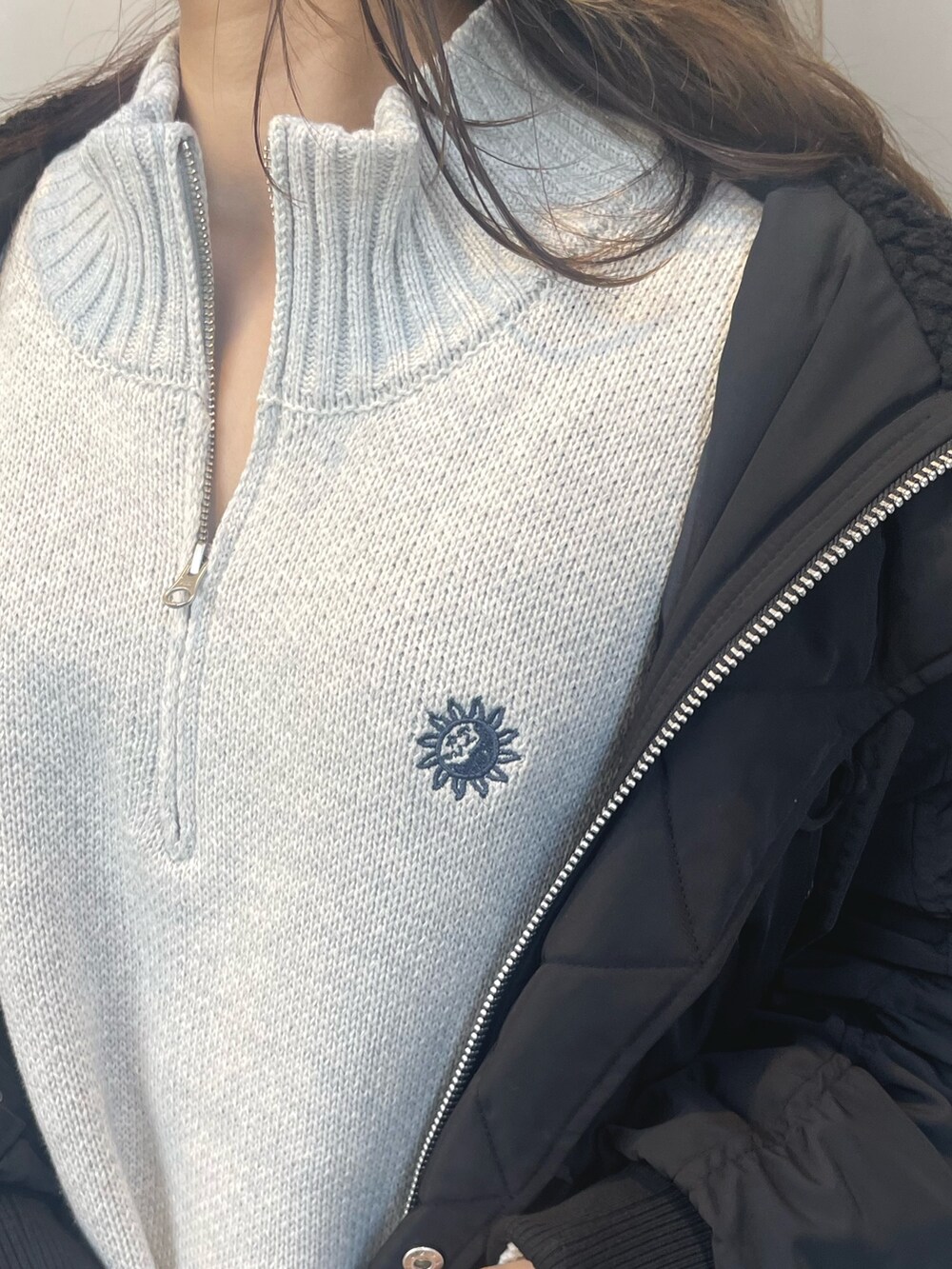 ブラック系のブーツ、ブラック系のショルダーバッグ、グレー系のニット/セーターを着用したレディースの秋コーディネートの6枚目の写真