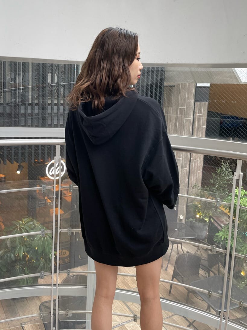 その他のブーツ、ブラック系のパーカーを着用したレディースの夏コーディネートの8枚目の写真