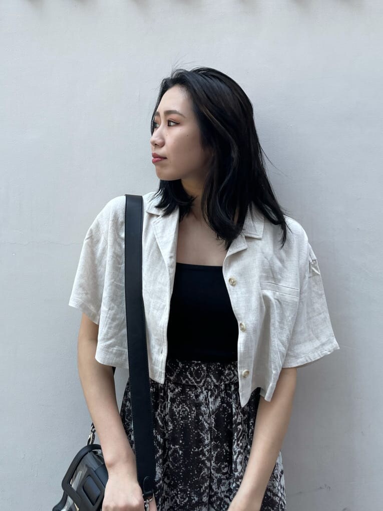 ブラック系のサンダル、その他のスラックスを着用したレディースの夏コーディネートの7枚目の写真