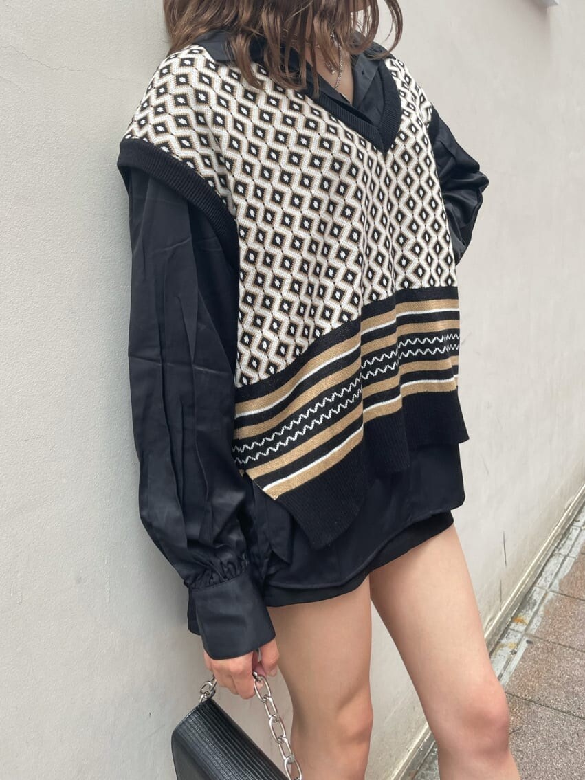 ブラック系のシャツ/ブラウス、ブラック系のブーツ、シルバー系のネックレスを着用したレディースの秋コーディネートの6枚目の写真