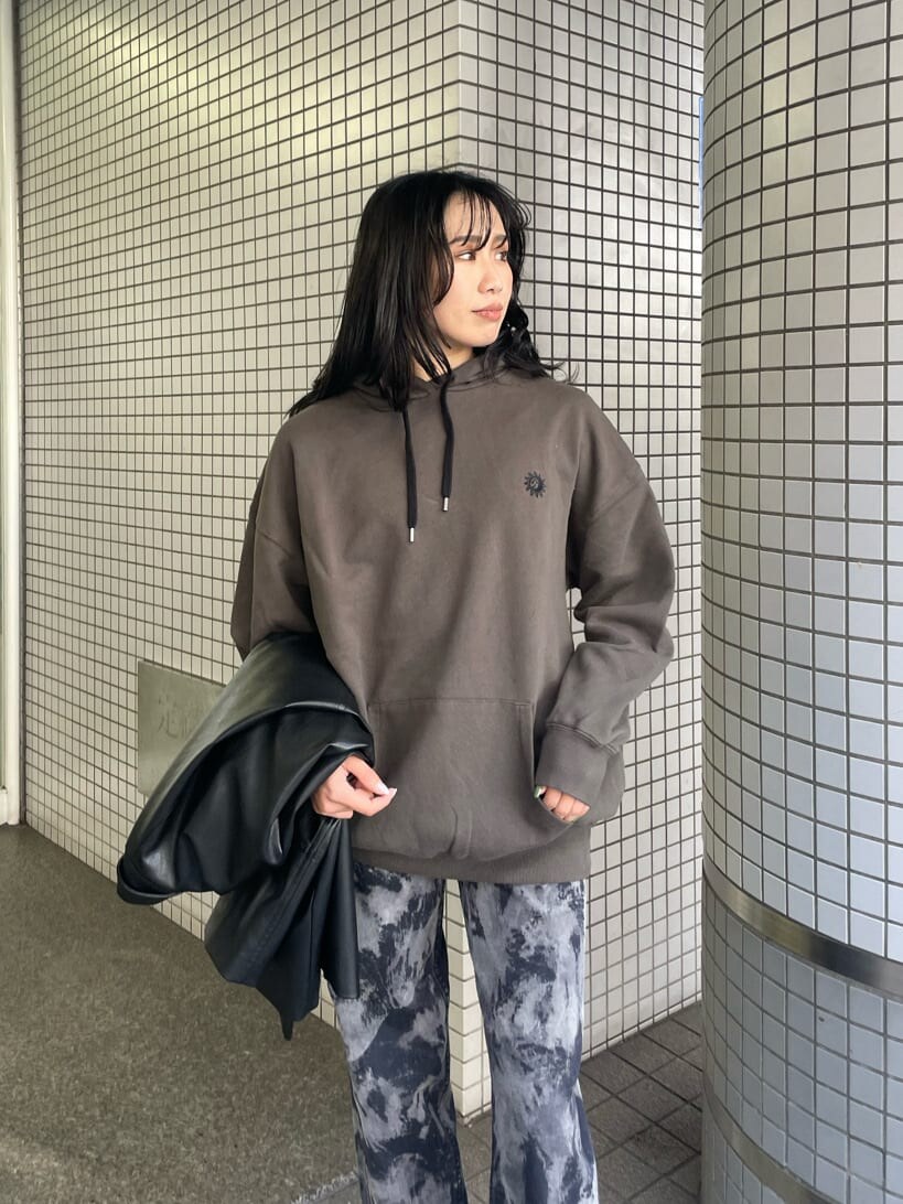 ブラック系のテーラードジャケット、ベージュ系のブーツ、ブラック系のデニムパンツを着用したレディースの春コーディネートの5枚目の写真