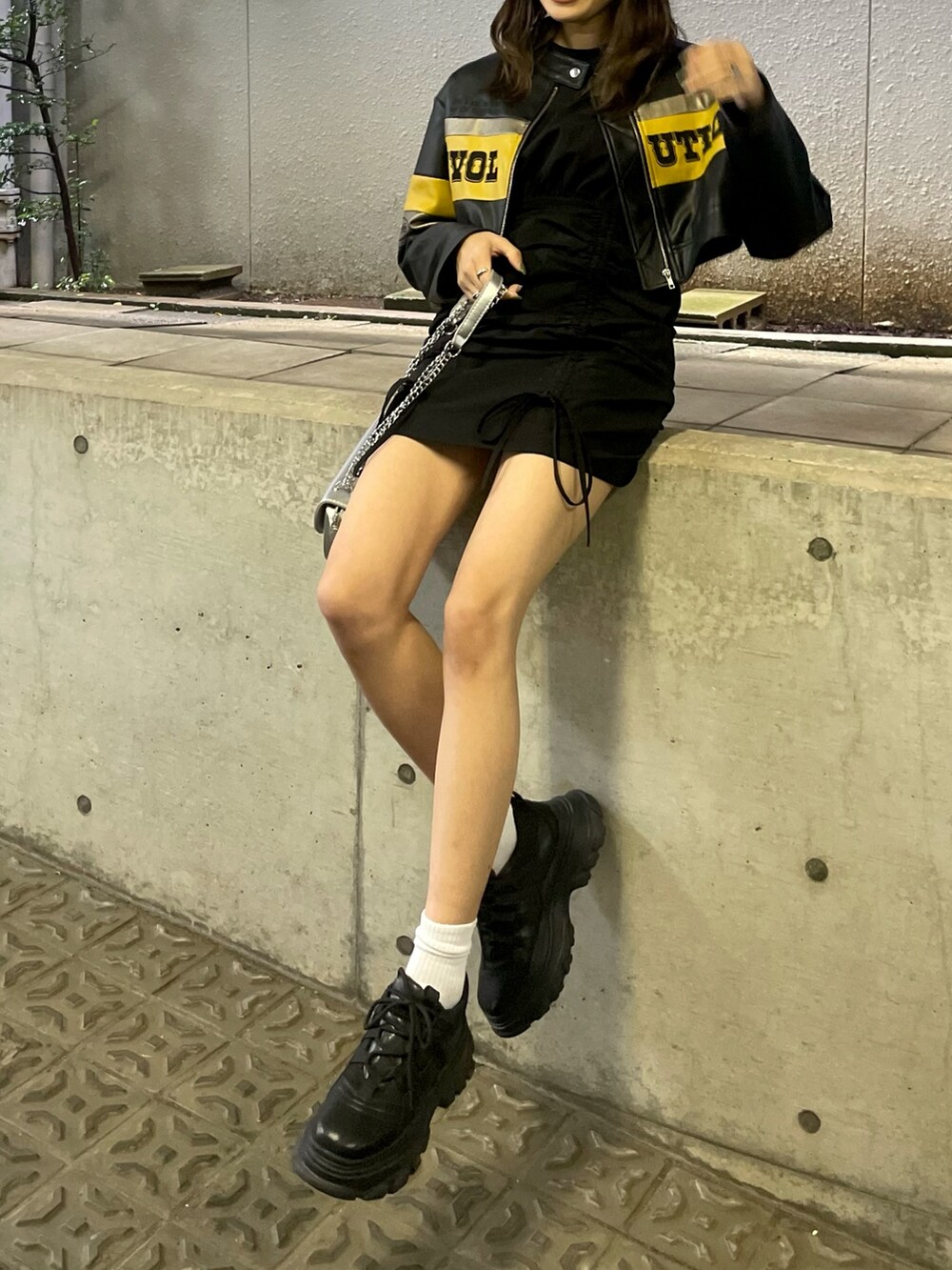 ブラック系のブルゾン、ブラック系のスニーカーを着用したレディースの夏コーディネートの4枚目の写真