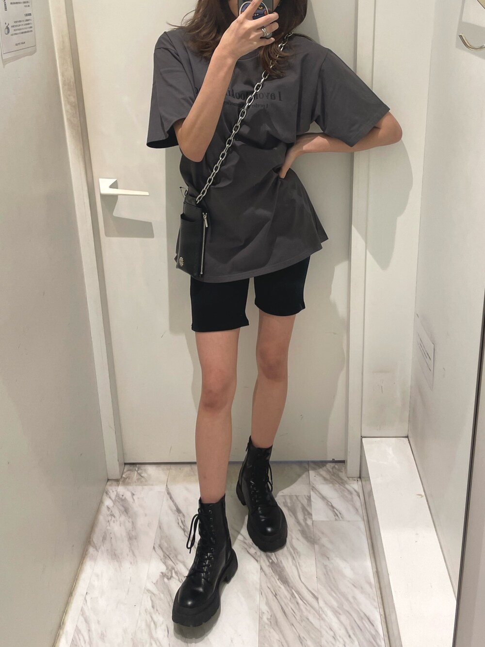 ブラック系のTシャツ/カットソー、ブラック系のショルダーバッグ、ブラック系のその他パンツを着用したレディースの春コーディネートの2枚目の写真