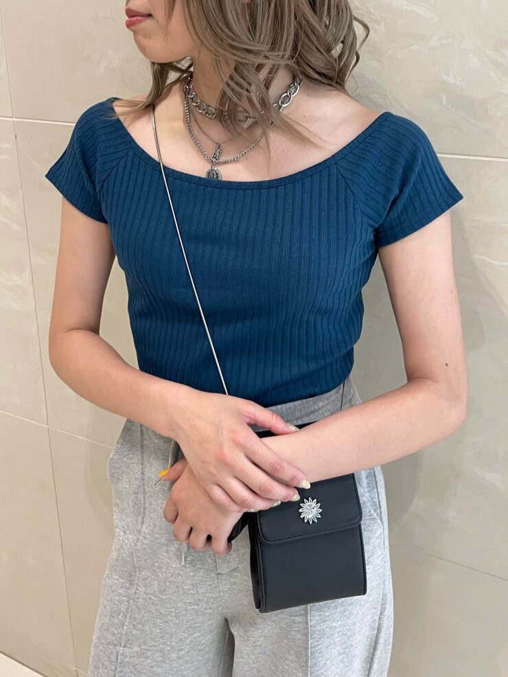 ブルー系のTシャツ/カットソー、ブラック系のサンダル、グレー系のスウェットパンツを着用したレディースの春コーディネートの4枚目の写真