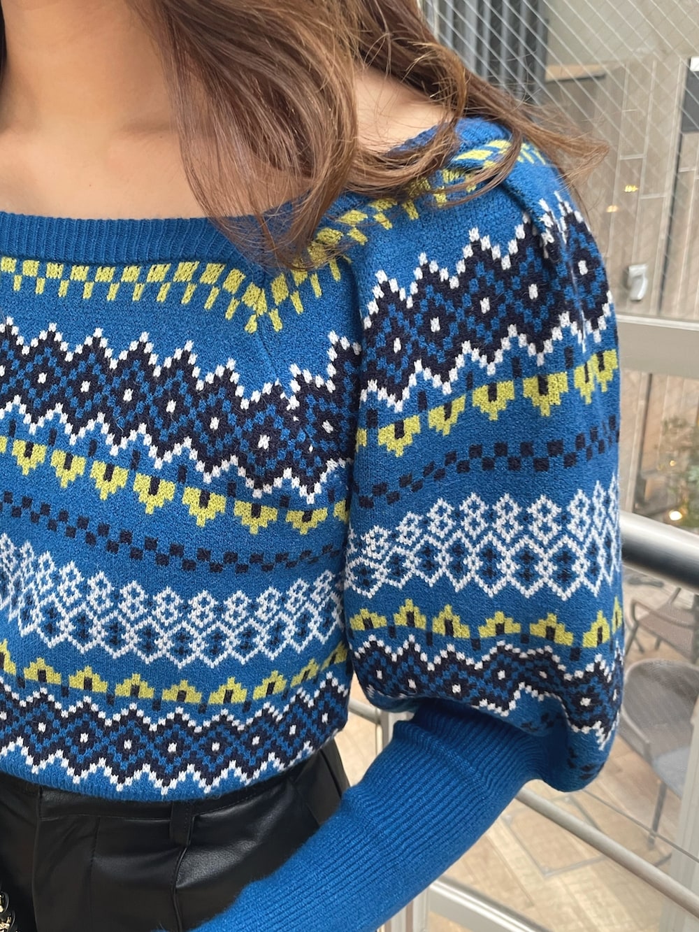 ブラック系のブーツ、ブラック系のその他パンツ、ブラック系のショルダーバッグを着用したレディースの冬コーディネートの6枚目の写真